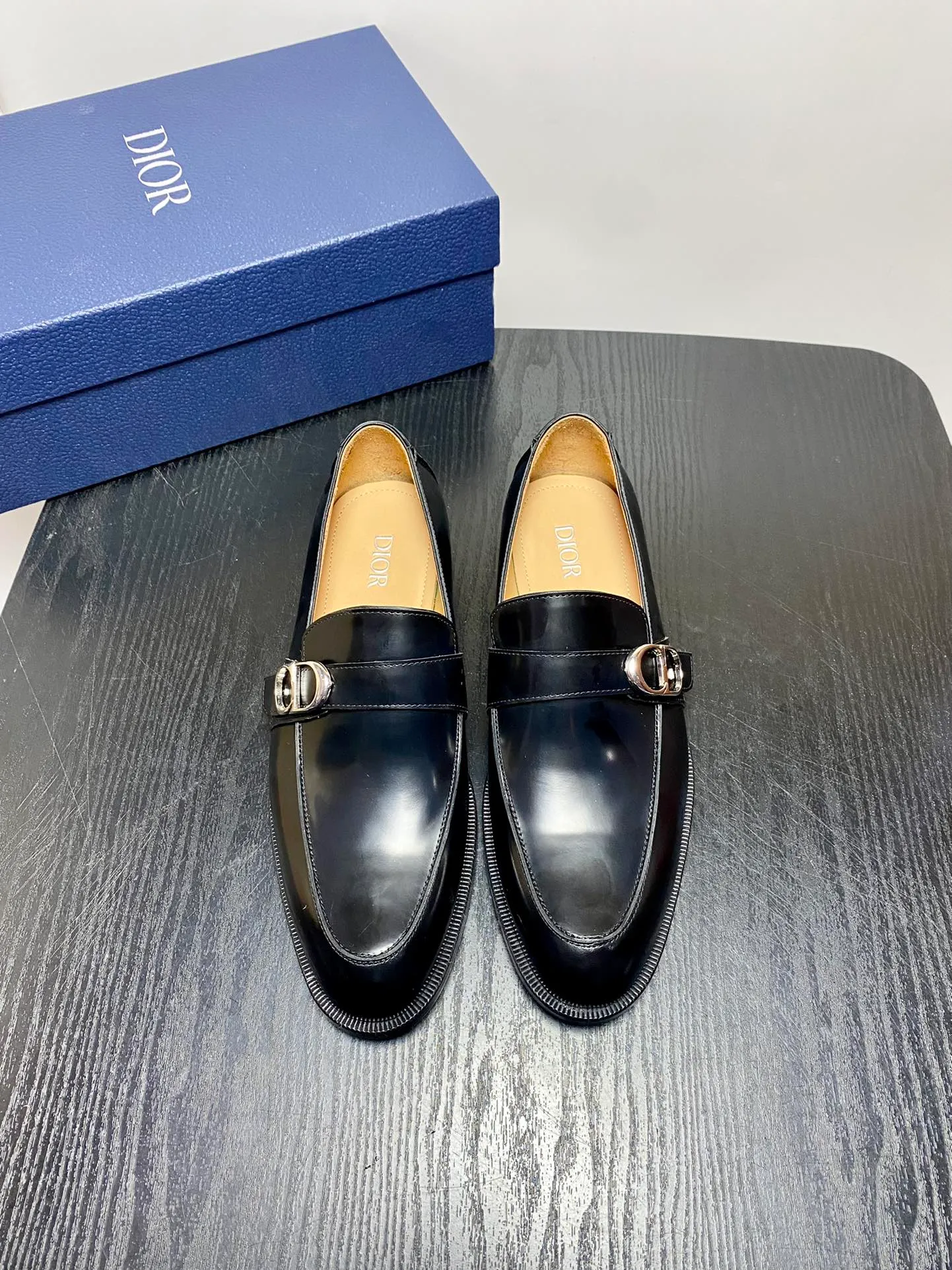 Men's shoes 💰960 Dior Derby shoes | Genuine leather sole formal leather shoes | Carefully crafted with open-edge beaded cowhide | Water-dyed cowhide lining | With classic lace-up closure | Exquisite embossed brand logo on the side | Glossy stacked heel design enhances style | Can be matched with formal or casual looks Size: 39-44 (customized at 38.45.46)